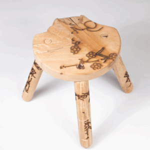 Aulne noir - tabouret 3 pieds Cassandre Tornay