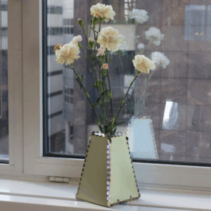 Pyramid vase Familiar Form