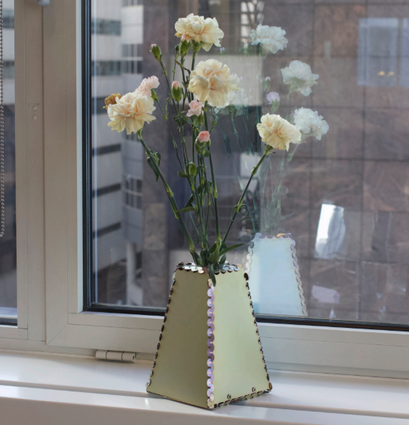 Pyramid vase Familiar Form